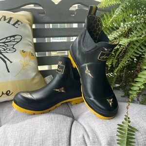 Wellibob Joules bee rain boots size 8.
